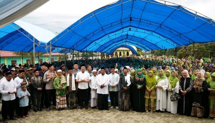 Bupati Konut Bersama Ketua Umum PP Muslimat NU Khofifah, Dan Bupati Konsel Disambut Ribuan Santri Muslimat NU Sultra
