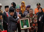 Wabup Abuhaera Pimpin Upacara Peringatan Hardiknas Tahun 2024 Dan Berikan Apresiasi Bagi Kepsek Dan Guru Berprestasi di Konut