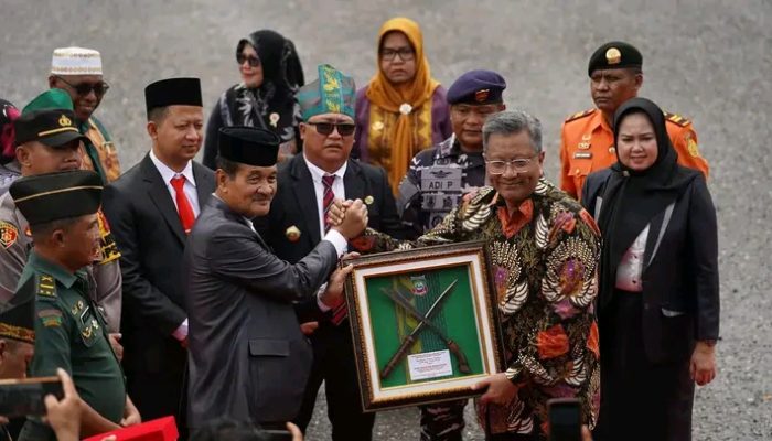 Wabup Abuhaera Pimpin Upacara Peringatan Hardiknas Tahun 2024 Dan Berikan Apresiasi Bagi Kepsek Dan Guru Berprestasi di Konut