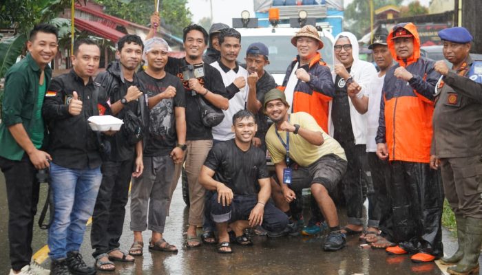 Bupati Ruksamin Tinjau Langsung Masyarakat Terdampak Banjir Dan Salurkan Bantuan