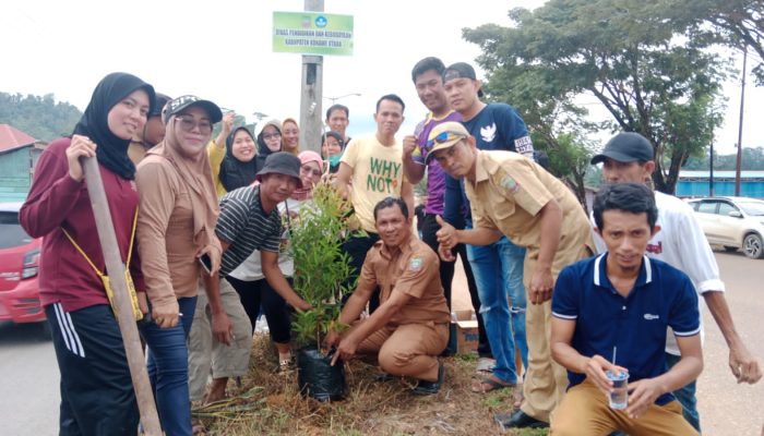 Dinas Pendidikan Konut Bersama Jajarannya Lakukan Penanaman Bunga Pucuk Merah Di Taman Ibu Kota