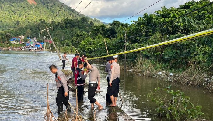 Antisipasi Terjadinya Kendaraan Terguling Saat Melintas Di Lokasi Banjir, Polres Konut Pasang Patok Pembatas