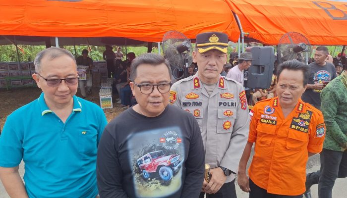 Kapolda Sultra Serahkan 200 Paket Bantuan Sosial Kepada Warga Terdampak Banjir di Konawe Utara