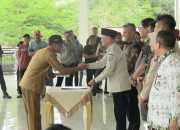 Bupati Konsel H Surunuddin Bersama Wakil Bupati Rasyid Serahkan 37 SK Perpanjangan Penugasan Kades