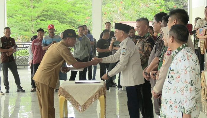 Bupati Konsel H Surunuddin Bersama Wakil Bupati Rasyid Serahkan 37 SK Perpanjangan Penugasan Kades