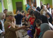 Tekan Penurunan Stunting, Bupati Konsel Intens Turun Langsung Bagikan Makanan Bergizi Kepada Balita