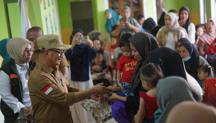 Tekan Penurunan Stunting, Bupati Konsel Intens Turun Langsung Bagikan Makanan Bergizi Kepada Balita