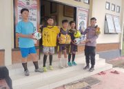Dukung Generasi Muda, Polsek Atari Jaya Berikan Bantuan Alat Olahraga