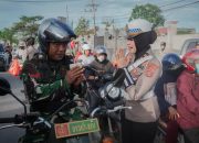 Polwan Polda Sultra Rayakan Hari Jadi ke-76 Dengan Membagikan Bunga Mawar di Kendari