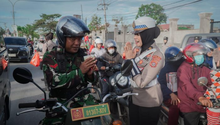Polwan Polda Sultra Rayakan Hari Jadi ke-76 Dengan Membagikan Bunga Mawar di Kendari
