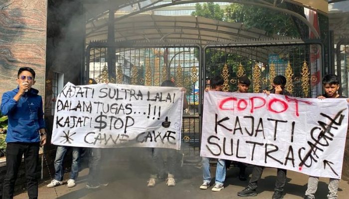 Unras Berakhir Ricuh, Mahasiswa Minta Kejagung Copot Kajati Sultra