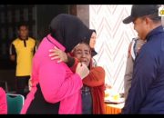 Tangis Haru Seorang Warga Mendapat Hadiah Umroh Dari Kapolrestabes Makassar