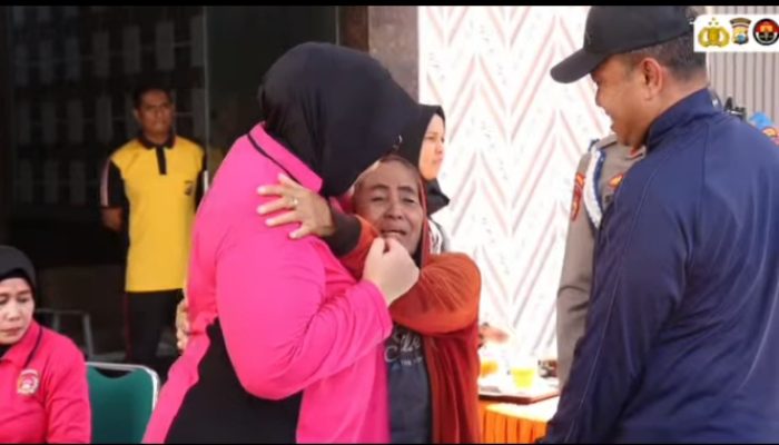 Tangis Haru Seorang Warga Mendapat Hadiah Umroh Dari Kapolrestabes Makassar
