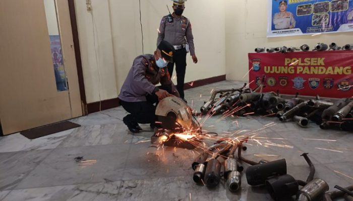 Polsek Ujung Pandang Melaksanakan Pemusnahan Knalpot Brong Hasil Operasi Cipta Kondisi