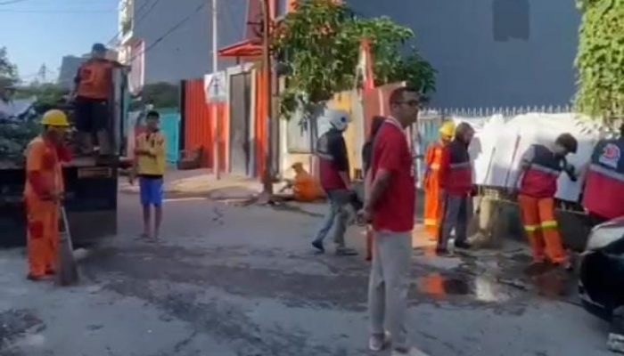 Ciptakan Lingkungan Bersih, Husni Mubarak Pimpin Langsung kerja Bakti di Wilayah Kecamatan Makassar