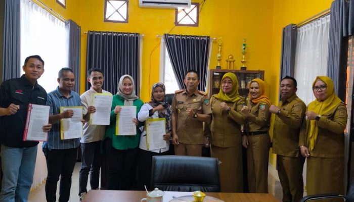 Serahkan SK Pendamping UMKM Konsel, Berikut Pesan Irwan Hasanudin Silondae