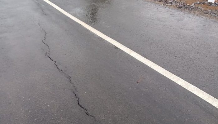 Diduga di Kerja Asal – Asalan, Proyek Jalan Poros Lambuya – Motaha Yang Baru di Aspal Rusak Parah