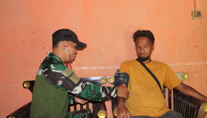 Tim Kesehatan Satgas TMMD 123 Kodim 1416/Muna Periksa Kesehatan Warga Secara Gratis