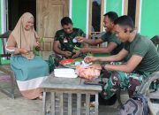 Kebersamaan Antara Anggota Satgas TMMD 123 Kodim 1416/Muna Bersama Orang Tua Asuh