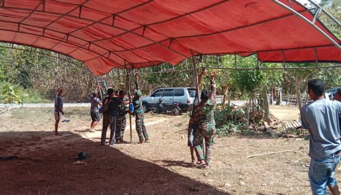 Satgas TMMD 123 Kodim 1416/Muna Bantu Warga Dirikan Tenda Untuk Acara Aqiqah