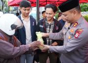 AKBP Restu Wijayanto S.I.K Bersama Mahasiswa Tebarkan Takjil Untuk Masyarakat