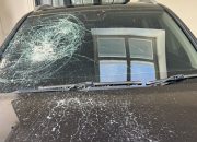Diduga Gegara Cekcok Dengan Mantan Suami, Mobil Wanita di Makassar Dirusak, Kaca Jebol di Hantam Batu