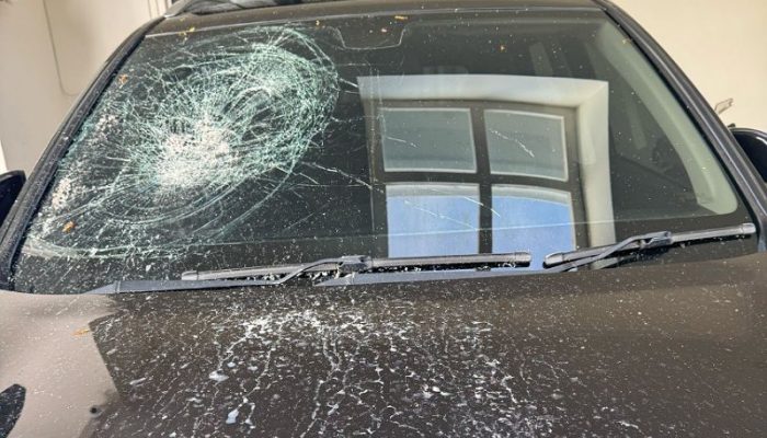 Diduga Gegara Cekcok Dengan Mantan Suami, Mobil Wanita di Makassar Dirusak, Kaca Jebol di Hantam Batu