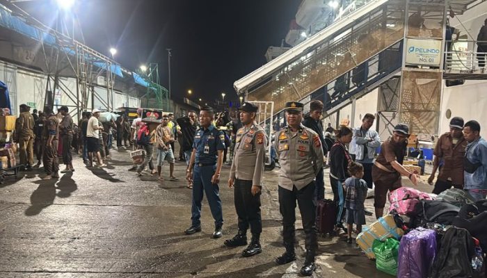 Mudik Aman, Keluarga Nyaman Polri Hadir Dengan Pelayanan Prima di Pelabuhan Makassar