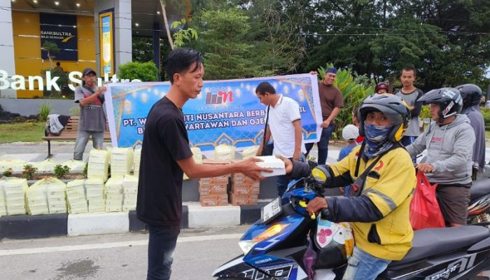 Berkah Ramadhan, PT WIN Berbagi Takjil Ke Pengguna Jalan Eks MTQ Kota Kendari