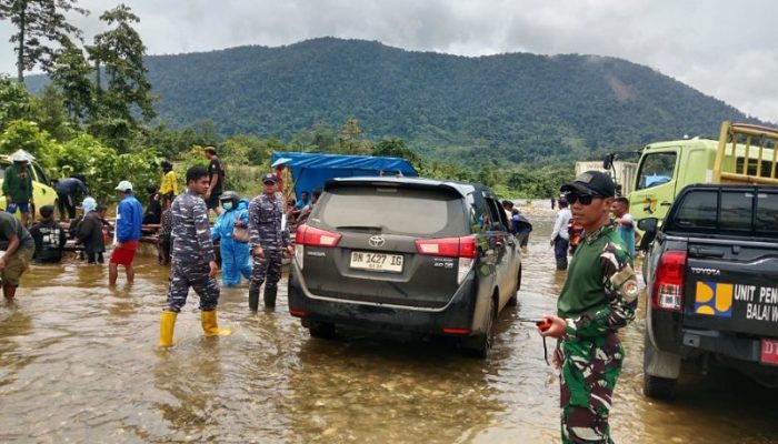 Akses Mudik Terputus Akibat Banjir, Dandim 1430/Konawe Utara Terjun Langsung Atasi Dampak Banjir