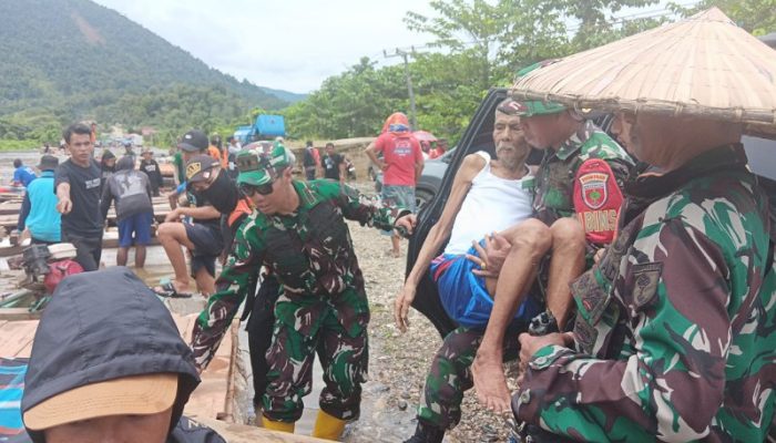 Bakti TNI, Dandim 1430/Konut Bersama Babinsa Siap Atasi Kesulitan Rakyat Terdampak Banjir