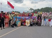 Dinas Koperasi Dan UMKM Konsel Meriahkan HUT Ke-22 Dengan Defile Pakaian Khas Adat