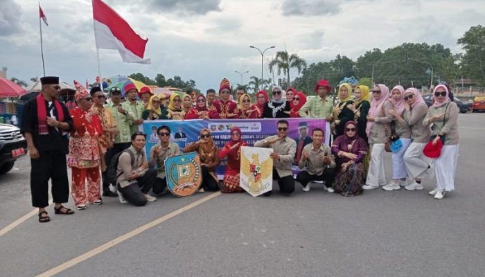 Dinas Koperasi Dan UMKM Konsel Meriahkan HUT Ke-22 Dengan Defile Pakaian Khas Adat