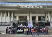 Puluhan Mahasiswa Gelar Aksi Depan Kejagung RI terkait Dugaan Korupsi Pertambangan PT. AMIN
