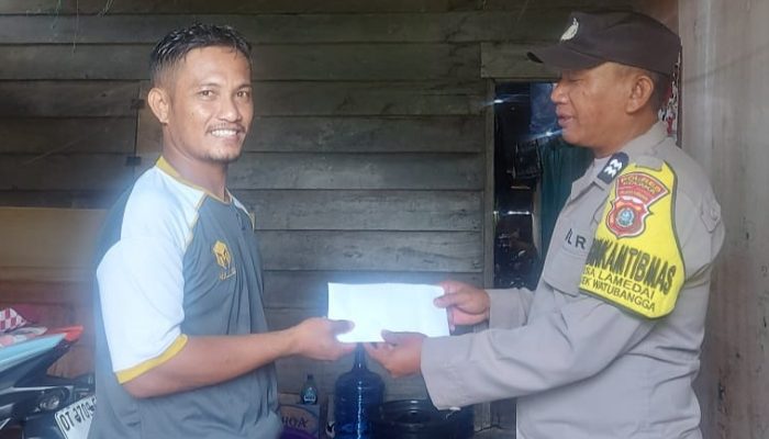 Program Polri Peduli, Polsek Watubangga Bantu Uang Tunai Kepada Korban Kebakaran