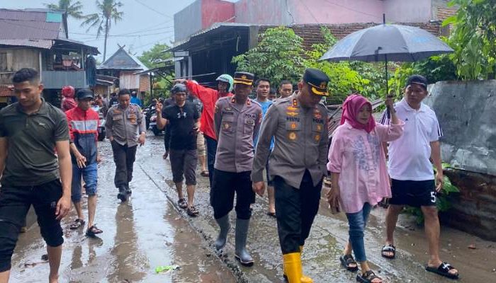 Curah Hujan Tinggi Sebabkan Banjir, Kapolres Imbau Warga Waspada dan Instruksikan Personel Turun Bantu Warga