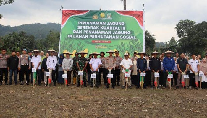 Polres Kolaka Gelar Penanaman Jagung Serentak di Desa Ulubaula Kec. Baula