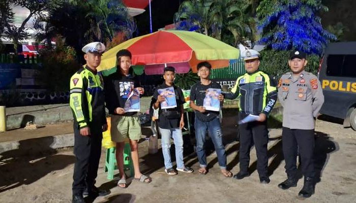 Satuan Lalu Lintas Polres Kolaka Ciptakan Kamseltibcar Lantas Melalui Sosialisasi Dan Pembagian Brosur