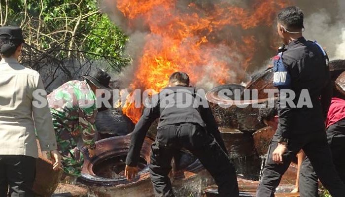 Brimob Polda Sultra Kerahkan Dua Water Cannon Padamkan Kebakaran Pabrik Ban Bekas di Konsel
