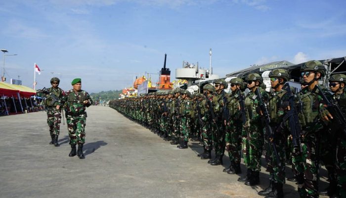 Danrem 143/HO Pimpin Upacara Pengantaran Satgas Pamtas RI–PNG Mobile Yonif 725/Woroagi