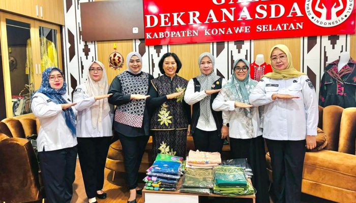 Ibu Danru 5 Kopassus, Ny. Sera Josep D.D. Surbakti Berkunjung ke Dekranasda Konsel