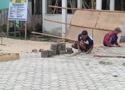 Kepala Desa Angata Pantau Pembangunan Jalan Paving Blok di Dusun II