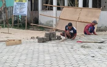 Kepala Desa Angata Pantau Pembangunan Jalan Paving Blok di Dusun II