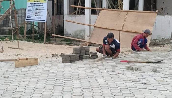 Kepala Desa Angata Pantau Pembangunan Jalan Paving Blok di Dusun II
