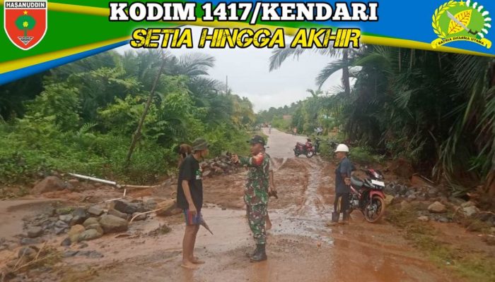 Babinsa Koramil Moramo Pantau Lokasi Banjir di Desa Sangi – Sangi