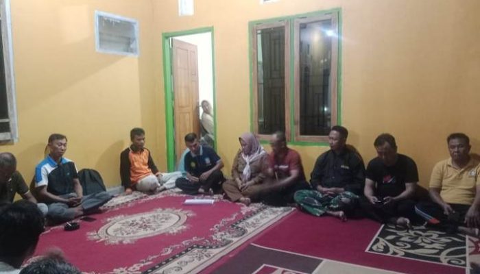 Pemdes Lamooso Salurkan Honor Kader, Guru Ngaji Dan Imam Masjid