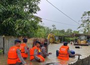 Banjir di Sejumlah Titik Kota Kendari, Brimob Polda Sultra Evakuasi Warga Terdampak