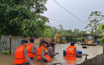Banjir di Sejumlah Titik Kota Kendari, Brimob Polda Sultra Evakuasi Warga Terdampak