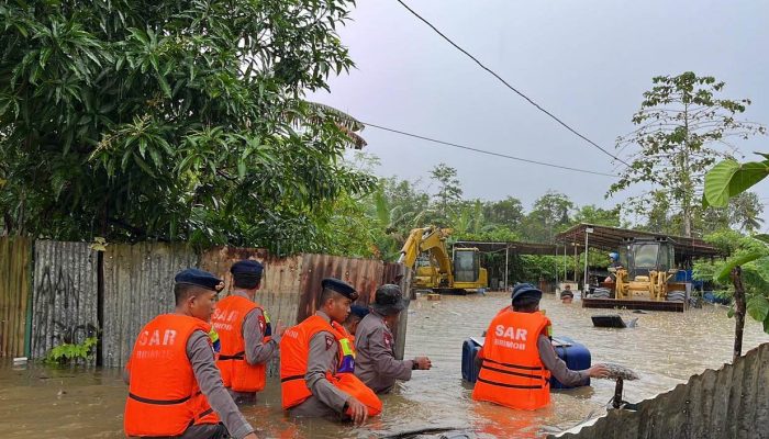 Banjir di Sejumlah Titik Kota Kendari, Brimob Polda Sultra Evakuasi Warga Terdampak