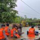 Banjir di Sejumlah Titik Kota Kendari, Brimob Polda Sultra Evakuasi Warga Terdampak